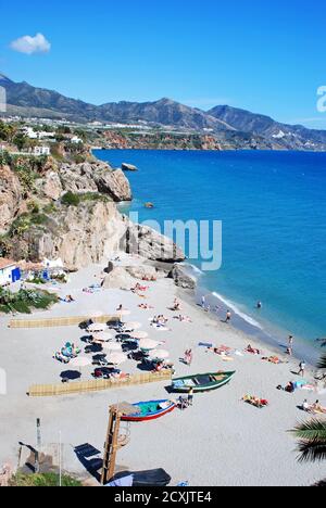 Baia dei pescatori e viste lungo la costa, Nerja, Spagna. Foto Stock