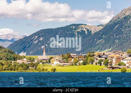 Splendido panorama del Lago della Muta, con sullo sfondo il paese di San Valentino, Alto Adige, Italia Foto Stock