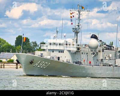 ROUEN, FRANCIA - GIUGNO CIRCA, 2019. Godedetia M923, una grande nave logistica, sul fiume Senna per l'esposizione Armada. Marina belga Foto Stock