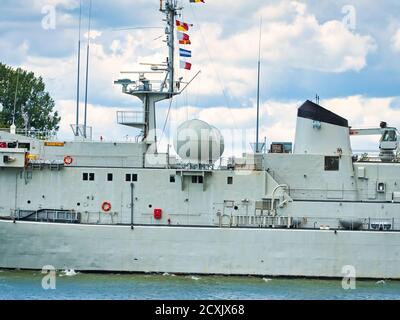 ROUEN, FRANCIA - GIUGNO CIRCA, 2019. Godedetia M923, una grande nave logistica, sul fiume Senna per l'esposizione Armada. Marina belga Foto Stock