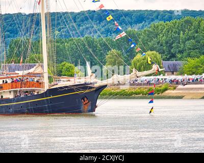 ROUEN, FRANCIA - GIUGNO CIRCA, 2019. Parte del Gulden Leeuw, goletta a tre alberi sul fiume Senna per il festival Armada. Chiamato Leone d'oro, u Foto Stock