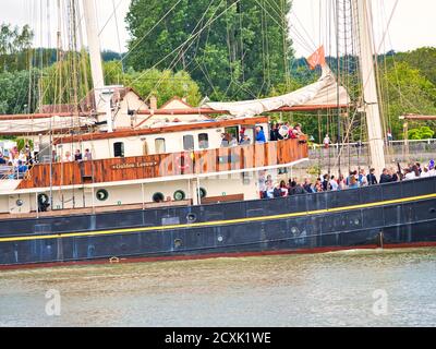 ROUEN, FRANCIA - GIUGNO CIRCA, 2019. Parte del Gulden Leeuw, goletta a tre alberi sul fiume Senna per il festival Armada. Chiamato Leone d'oro, u Foto Stock