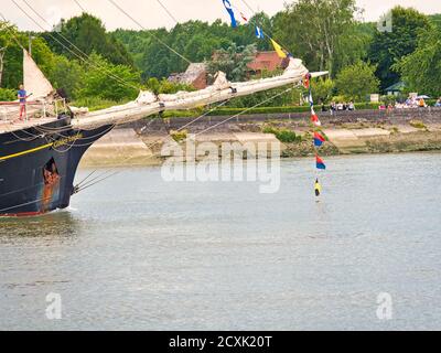 ROUEN, FRANCIA - GIUGNO CIRCA, 2019. Parte del Gulden Leeuw, goletta a tre alberi sul fiume Senna per il festival Armada. Chiamato Leone d'oro, u Foto Stock