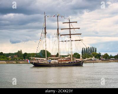 ROUEN, FRANCIA - GIUGNO CIRCA, 2019. Il Gulden Leeuw, goletta a tre alberi sul fiume Senna per il festival Armada. Chiamato Leone d'oro, usato per Foto Stock