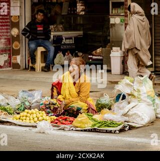 Nuova Dehli, India, Feb 19, 2018: Donna vende frutta da tarp sul terreno in India Foto Stock