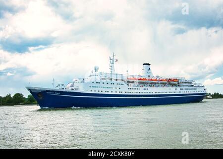 ROUEN, FRANCIA - GIUGNO CIRCA, 2019. Marco Polo Aleksandr Pushkin nave da crociera sul fiume Senna. Gruppo marittimo globale sotto chrter a crociera basata nel Regno Unito a Foto Stock