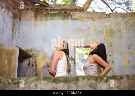 Giovani donne in casa abbandonata Foto Stock