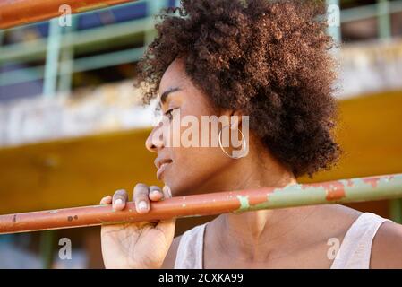Close up di pensosa giovane donna Foto Stock
