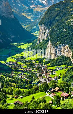 Vista sulla valle di Lauterbrunnen nelle Alpi svizzere Foto Stock