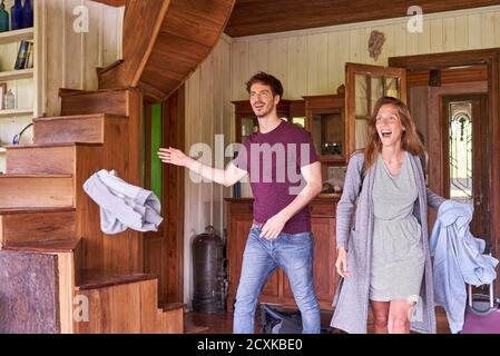 Coppia giovane immettendo la loro nuova casa Foto Stock