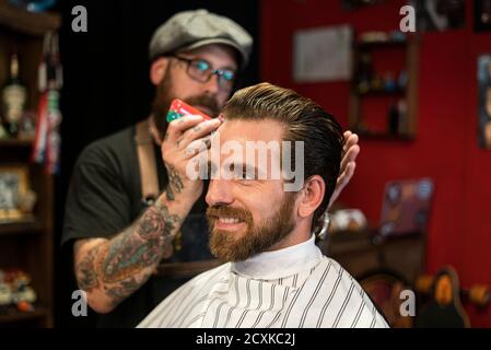 Parrucchiere styling dei capelli dell'uomo in salone Foto Stock