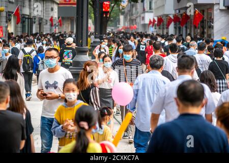 Wuhan Cina , 1 ottobre 2020 : folla di persone che indossano maschera chirurgica il giorno nazionale 2020 Cina e il primo giorno di vacanze settimana d'oro a Jian Foto Stock