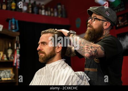 Parrucchiere styling dei capelli dell'uomo in salone Foto Stock