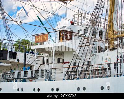 ROUEN, FRANCIA - GIUGNO CIRCA, 2019. Parte della barque russa a tre alberi, goletta quadrata MIR sul fiume Senna per la mostra Armada in Franc Foto Stock