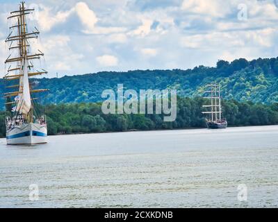 ROUEN, FRANCIA - GIUGNO CIRCA, 2019. La barque russa tre-masted goletta quadrata-rigged MIR sul fiume Senna per l'esposizione di Armada in Francia. Russi Foto Stock