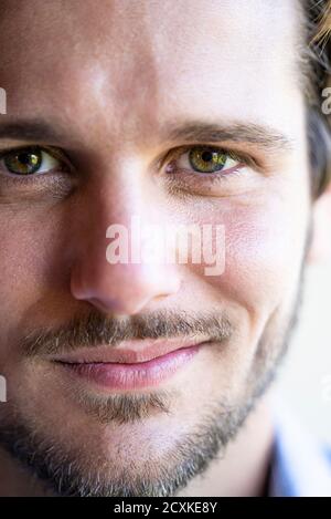 Close up il volto dell'uomo Foto Stock