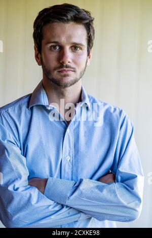 Ritratto del giovane in piedi in casa Foto Stock