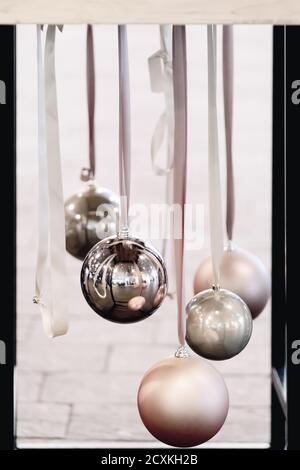 Graziose decorazioni natalizie sulle strade europee. Bei giocattoli per felice vacanza di nuovo anno. Foto Stock