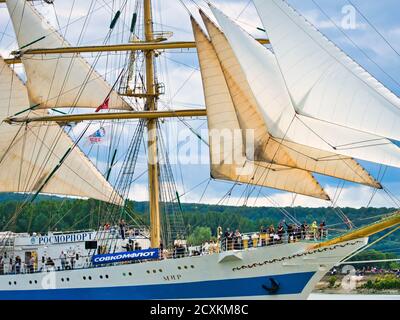 ROUEN, FRANCIA - GIUGNO CIRCA, 2019. Parte della barque russa a tre alberi, goletta quadrata MIR sul fiume Senna per la mostra Armada in Franc Foto Stock