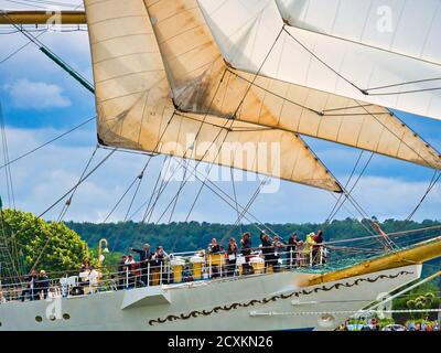 ROUEN, FRANCIA - GIUGNO CIRCA, 2019. Parte della barque russa a tre alberi, goletta quadrata MIR sul fiume Senna per la mostra Armada in Franc Foto Stock