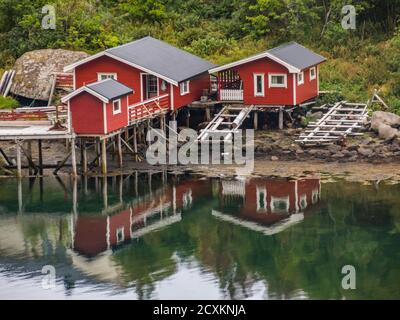 Reine, Norvegia - Agosto 2019: Vista sulla casa tradizionale chiamato rorbu. Rorbu è un tipo norvegese di casa stagionale utilizzato dai pescatori, normalmente situato in Foto Stock