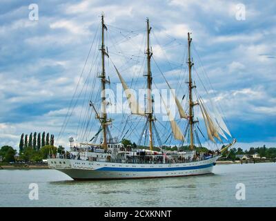 ROUEN, FRANCIA - GIUGNO CIRCA, 2019. La barque russa tre-masted goletta quadrata-rigged MIR sul fiume Senna per l'esposizione di Armada in Francia. Russi Foto Stock