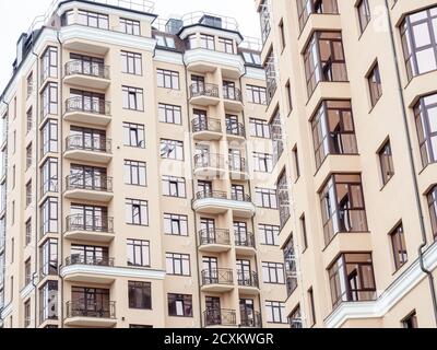 Foto di una nuova moderna casa beige a più piani con tinte finestre Foto Stock
