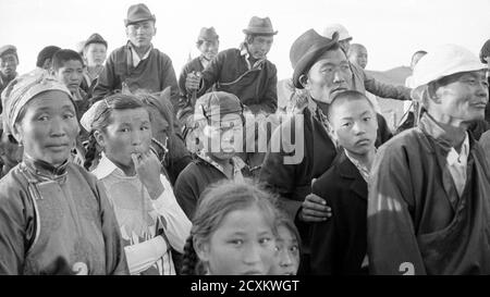 Spettatori al festival mongolo Naadam nella regione di Gobi, Ulziit, foto scattata nel 1977 Foto Stock