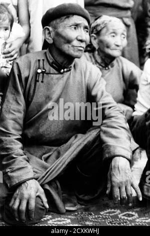 Spettatori senior al festival Mongolian Naadam di Ulziit, nel deserto di Gobi, foto scattata nel 1977 Foto Stock