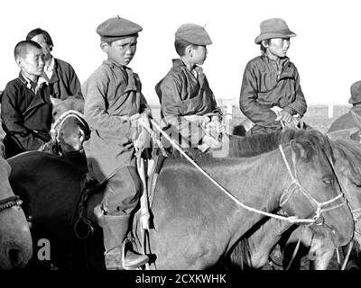 Giovani Arate come spettatori al festival mongolo Naadam a Ulziit nella regione di Gobi, foto scattata nel 1977 Foto Stock