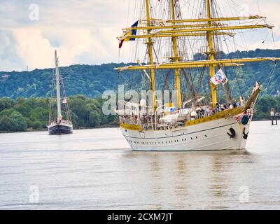 ROUEN, FRANCIA - GIUGNO CIRCA, 2019. Tre alberi Barque Mircea dalla Romania sul fiume Senna per l'esposizione internazionale Armada. Chiamata principessa di t Foto Stock