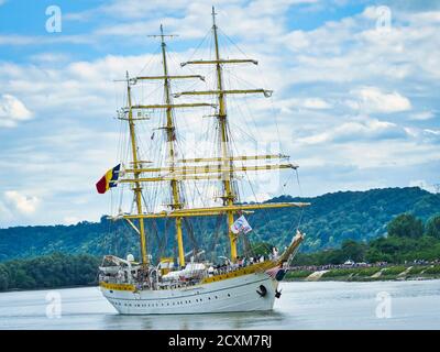 ROUEN, FRANCIA - GIUGNO CIRCA, 2019. Tre alberi Barque Mircea dalla Romania sul fiume Senna per l'esposizione internazionale Armada. Chiamata principessa di t Foto Stock