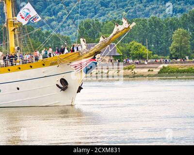 ROUEN, FRANCIA - GIUGNO CIRCA, 2019. Parte di tre alberi Barque Mircea dalla Romania sul fiume Senna per l'esposizione internazionale Armada. Chiamato princ Foto Stock