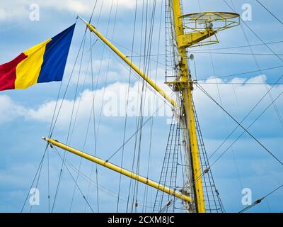 ROUEN, FRANCIA - GIUGNO CIRCA, 2019. Parte di tre alberi Barque Mircea dalla Romania sul fiume Senna per l'esposizione internazionale Armada. Chiamato princ Foto Stock