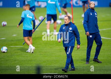 30 settembre 2020, Renania Settentrionale-Vestfalia, Gelsenkirchen: Calcio; Bundesliga; addestramento del FC Schalke 04. L'allenatore di Schalke Manuel Baum (l) e il membro di Schalke del personale di coaching Naldo stanno camminando attraverso il campo durante l'allenamento. Il FC Schalke 04, una squadra di calcio della Bundesliga che ha incontrato difficoltà finanziarie e sportive, ha trovato un successore di Wagner nell'ex allenatore di Augusta Baum. Il 41-year-old riceve un contratto fino al 30 giugno 2022 e deve guidare il club tradizionale fuori della sua profonda crisi. Schalke ha fatto l'annuncio mercoledì. "Con Baum, siamo riusciti a vincere un abso Foto Stock