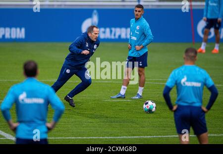 30 settembre 2020, Renania Settentrionale-Vestfalia, Gelsenkirchen: Calcio; Bundesliga; addestramento del FC Schalke 04. L'allenatore di Schalke Manuel Baum (l) si sguilla in campo durante l'allenamento. Il FC Schalke 04, una squadra di calcio della Bundesliga che ha incontrato difficoltà finanziarie e sportive, ha trovato un successore di Wagner nell'ex allenatore di Augusta Baum. Il 41-year-old riceverà un contratto fino al 30 giugno 2022 ed è quello di guidare il club tradizionale fuori della sua profonda crisi. Schalke ha fatto l'annuncio mercoledì. "Con Baum siamo riusciti a vincere un esperto assoluto. Se si guarda le sue stazioni, si wil Foto Stock