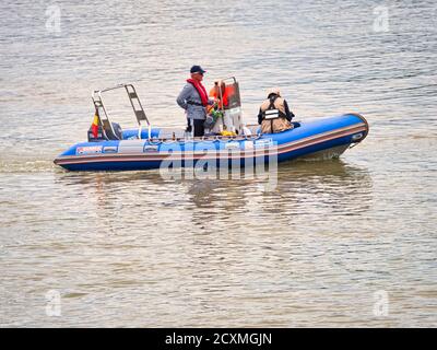 YAINVILLE, FRANCIA - LUGLIO CIRCA, 2019. Team di salvataggio su gommone sulla Senna per la mostra sicurezza Armada Foto Stock