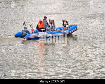 YAINVILLE, FRANCIA - LUGLIO CIRCA, 2019. Team di salvataggio su gommone sulla Senna per la mostra sicurezza Armada Foto Stock