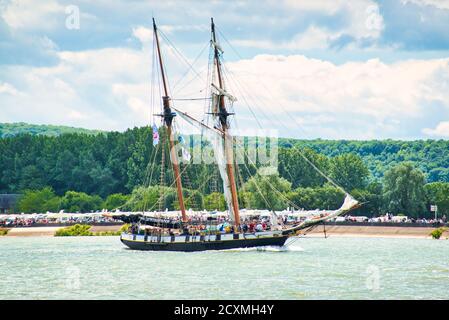 ROUEN, FRANCIA - 8 GIUGNO 2019. La Recouvrance due alberi schooner sulla Senna per l'esposizione Armada più grandi barche a vela al molo di Rouen sul fiume Senna. Poll Foto Stock