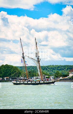 ROUEN, FRANCIA - 8 GIUGNO 2019. La Recouvrance due alberi schooner sulla Senna per l'esposizione Armada più grandi barche a vela al molo di Rouen sul fiume Senna. Poll Foto Stock