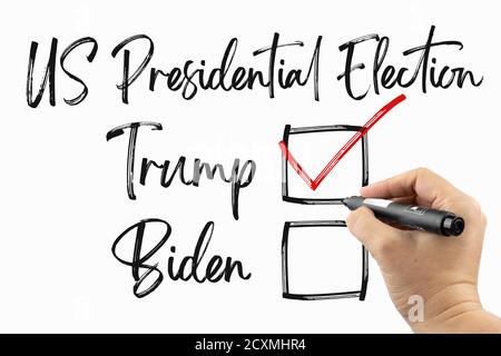 Vota per il nuovo presidente, elezioni USA 2020 con casella di controllo. Doodle su una lavagna bianca, scritta con un pennarello nero in una mano. Tracciare il testo dello schizzo su un bianco Foto Stock