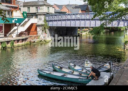 Il Canoe Man si trova sul fiume Wensum vicino al Foundry Bridge a Norwich, Norfolk, Inghilterra. Foto Stock