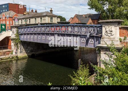 Il ponte di Foundry è un ponte di ferro a singola apertura risalente al 1880. Porta Prince of Wales Road sul fiume Wensum a Norwich, Norfolk, Inghilterra. Foto Stock