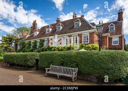 Vicino alla Cattedrale di Norwich si trova la Cathedral Close, che contiene pittoresche proprietà georgiane, Norfolk, Inghilterra Foto Stock