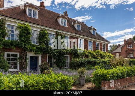 Vicino alla Cattedrale di Norwich si trova la Cathedral Close, che contiene pittoresche proprietà georgiane, Norfolk, Inghilterra Foto Stock