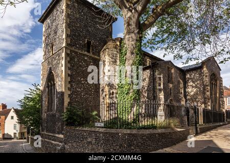 Chiesa di San Pietro Hungate in cima a Elm Hill nella città vecchia, Norwich, Norfolk, Inghilterra, Regno Unito. Foto Stock