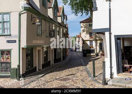 La storica Elm Hill nella città vecchia, un vicolo acciottolato con molti edifici risalenti al periodo Tudor, Norwich, Norfolk, Inghilterra, Regno Unito. Foto Stock