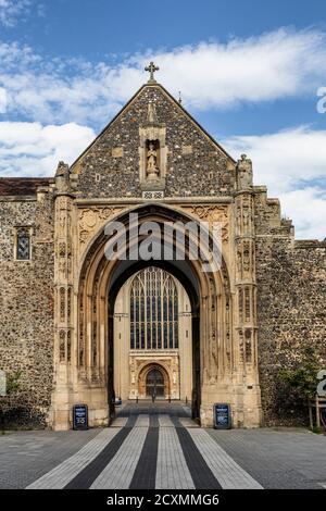 Vista della cattedrale medievale di Norwich attraverso la porta di Erpingham, Norfolk, Inghilterra. Foto Stock