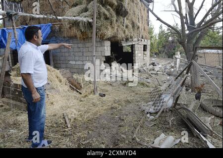 Baku. 30 settembre 2020. Un uomo mostra una casa danneggiata durante il nuovo ciclo di Nagorno-Karabakh conflitto tra Azerbaigian e Armenia nel distretto di Fuzuli di Azerbaigian, 30 settembre 2020. Il nuovo round del Nagorno-Karabakh conflitto tra Azerbaigian e Armenia Mercoledì è entrato nel suo 4 ° giorno, con più vittime rivelate dalle due parti. Credit: Tofik Babayev/Xinhua/Alamy Live News Foto Stock