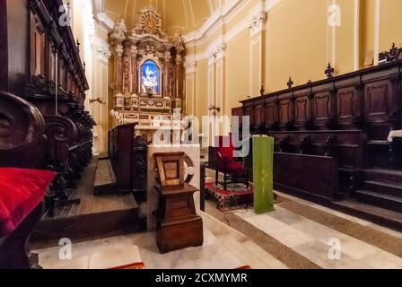 Italia Calabria Provincia di Vibo Valencia Nicotera - Santa Maria Cattedrale di Assunta - altare e coro Foto Stock